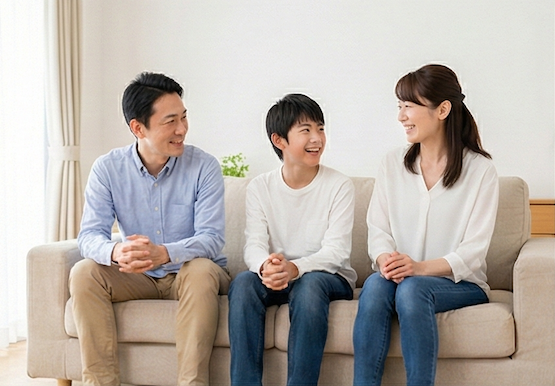笑顔で会話する家族